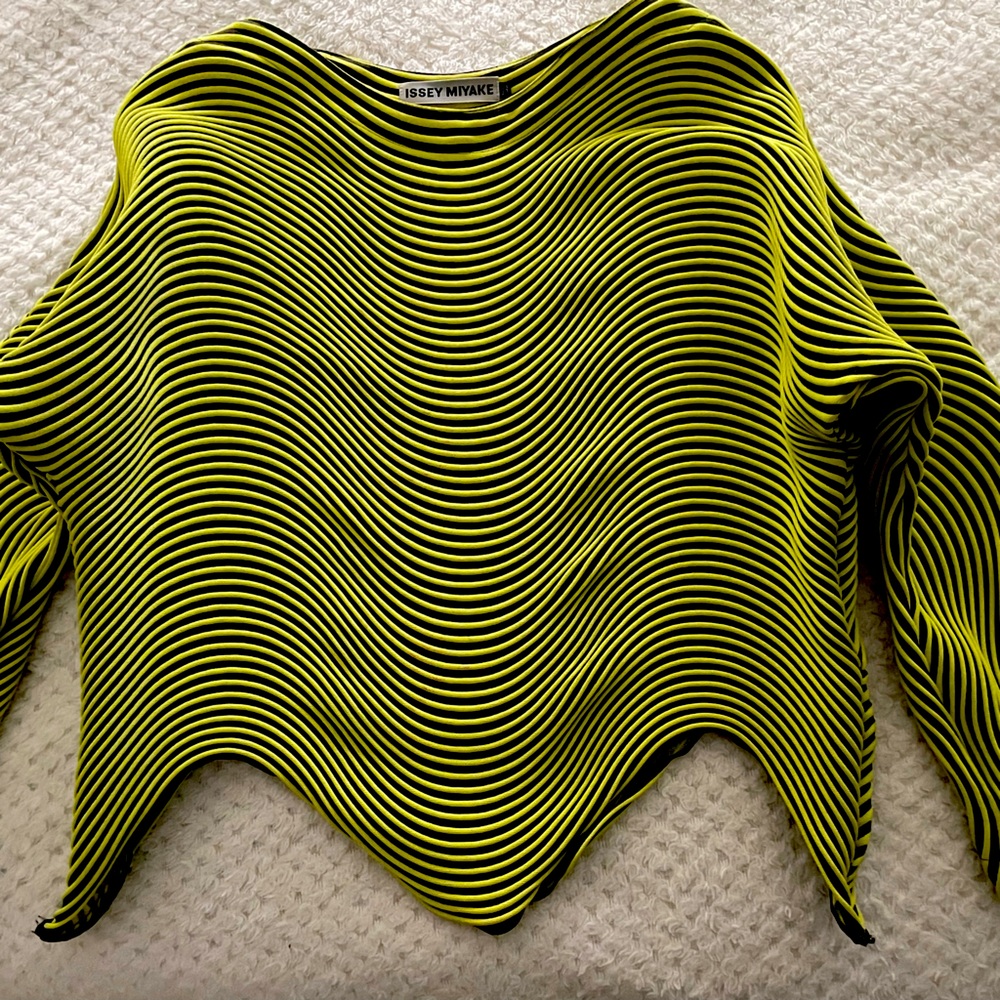 Issey Miyake Neon Yellow and Black Wave Pleated Top